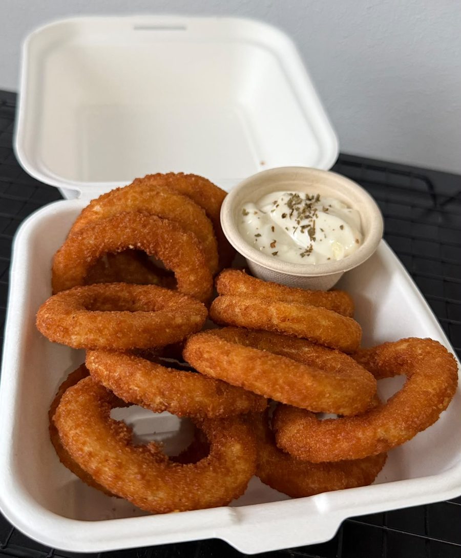 Crispy onion rings with herbed dip